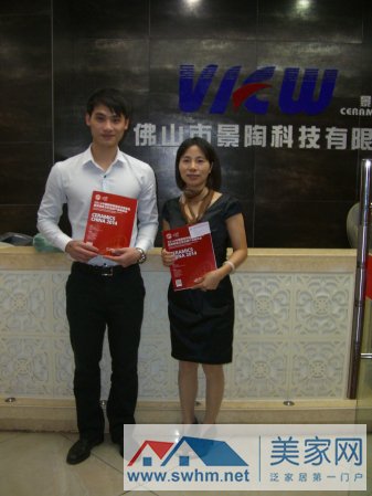 中鵬公司展會(huì)負(fù)責(zé)人謝小姐表示公司大部分客戶均來(lái)自廣州陶瓷展。.jpg