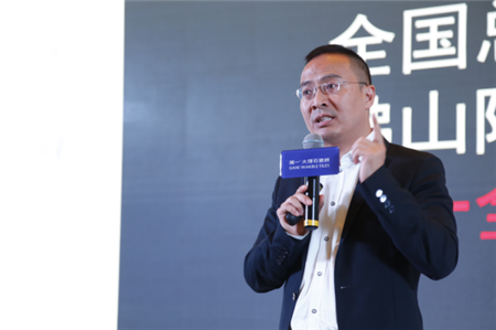 君智集團(tuán)董事長(zhǎng)謝偉山老師上臺(tái)作《如何做到高端》的主題發(fā)言